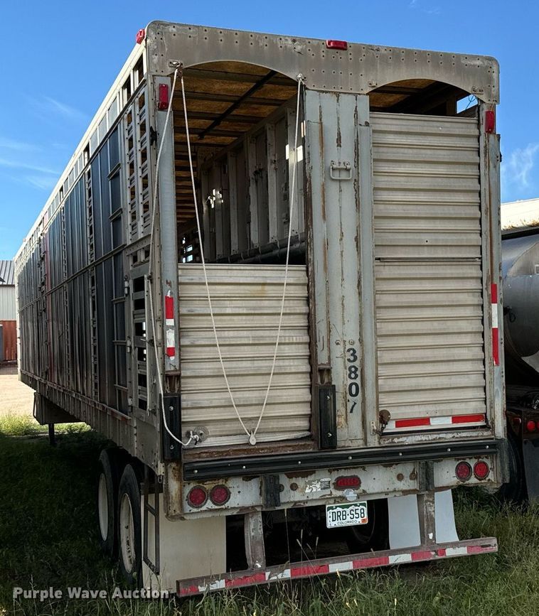 image for item DV2818 2000 Wilson livestock trailer