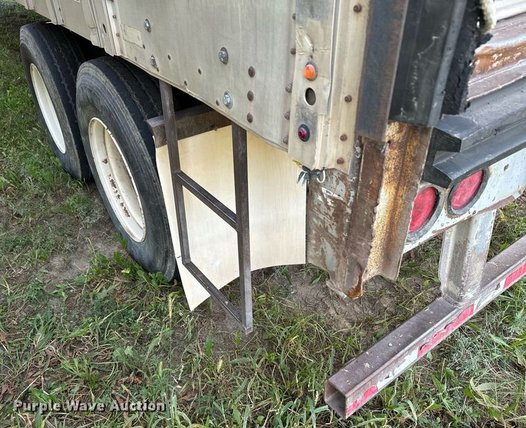 image for item DV2818 2000 Wilson livestock trailer
