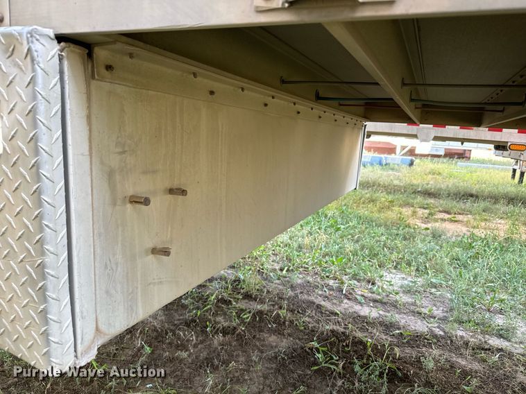 image for item DV2818 2000 Wilson livestock trailer