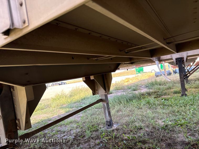 image for item DV2818 2000 Wilson livestock trailer