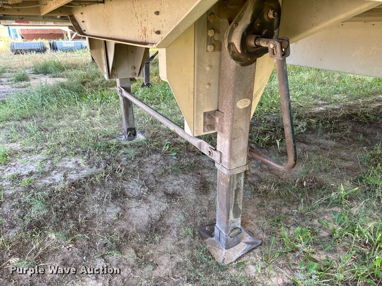 image for item DV2818 2000 Wilson livestock trailer