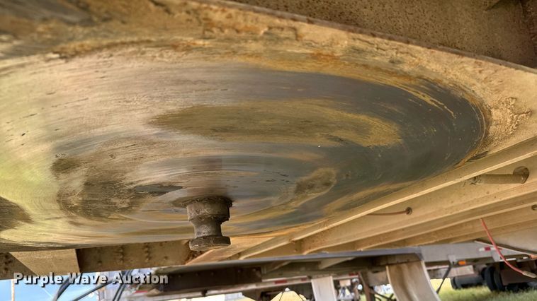 image for item DV2818 2000 Wilson livestock trailer