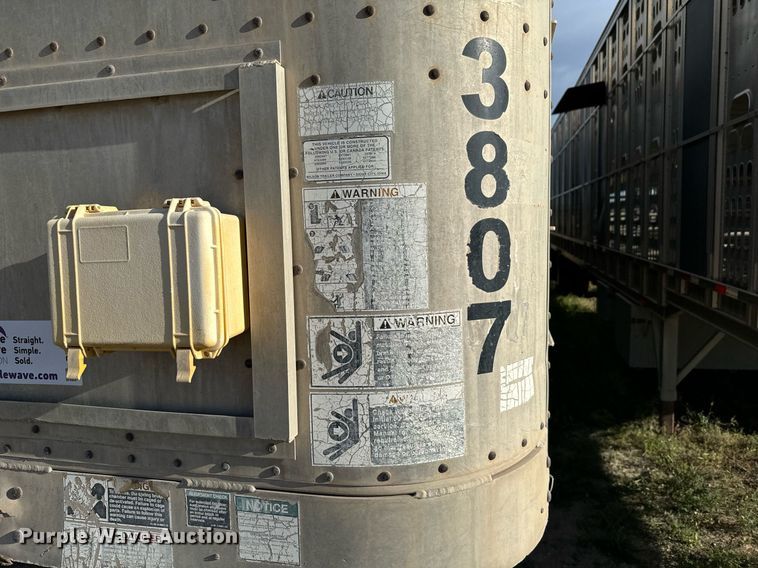 image for item DV2818 2000 Wilson livestock trailer