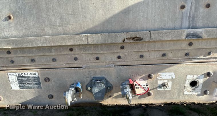 image for item DV2818 2000 Wilson livestock trailer