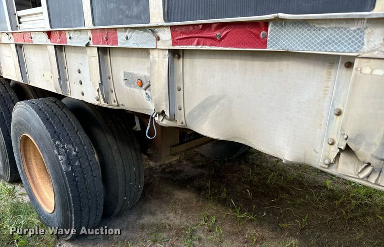 image for item DV2818 2000 Wilson livestock trailer