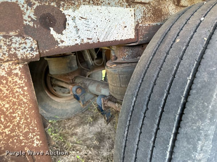 image for item DV2818 2000 Wilson livestock trailer