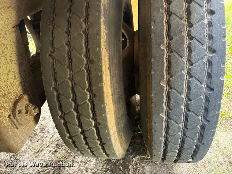 image for item DV2818 2000 Wilson livestock trailer