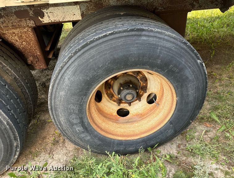 image for item DV2818 2000 Wilson livestock trailer