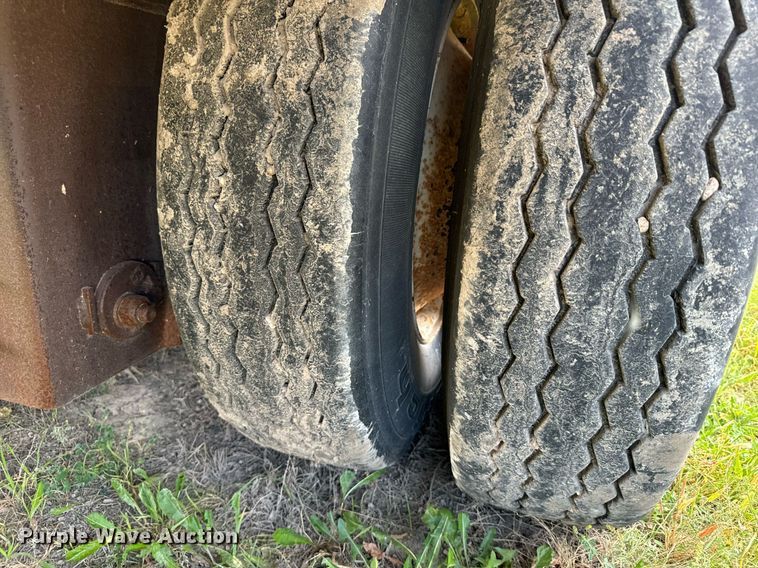 image for item DV2821 2003 Barrett livestock trailer