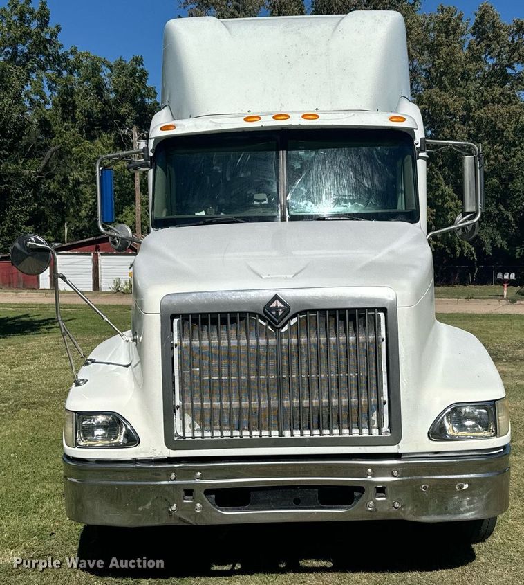 image for item DV2833 2007 International  9400i semi truck