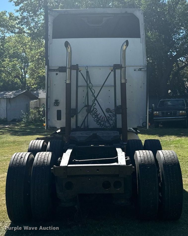 image for item DV2833 2007 International  9400i semi truck