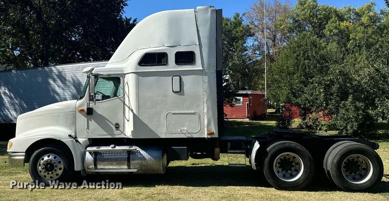 image for item DV2833 2007 International  9400i semi truck