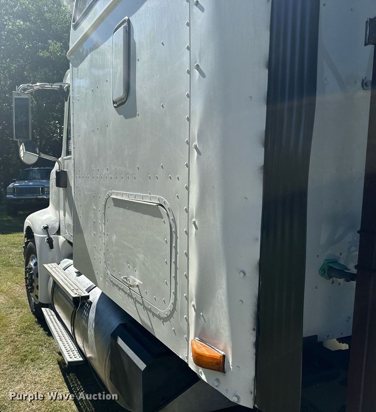 image for item DV2833 2007 International  9400i semi truck