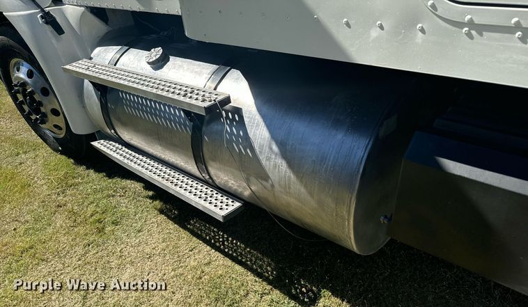 image for item DV2833 2007 International  9400i semi truck