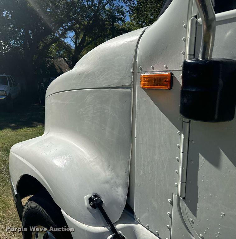 image for item DV2833 2007 International  9400i semi truck