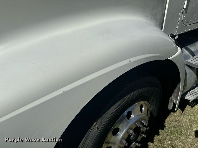 image for item DV2833 2007 International  9400i semi truck