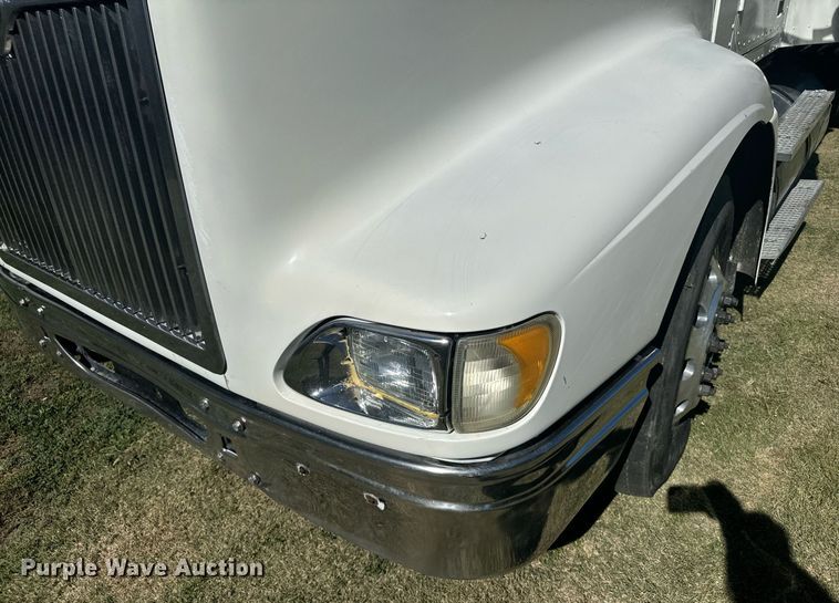 image for item DV2833 2007 International  9400i semi truck