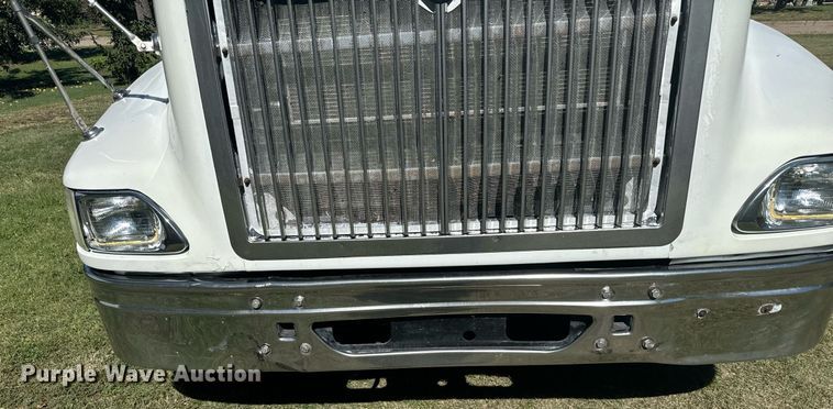 image for item DV2833 2007 International  9400i semi truck