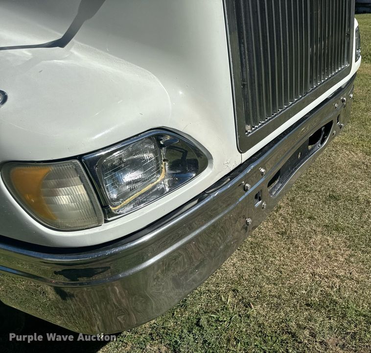 image for item DV2833 2007 International  9400i semi truck