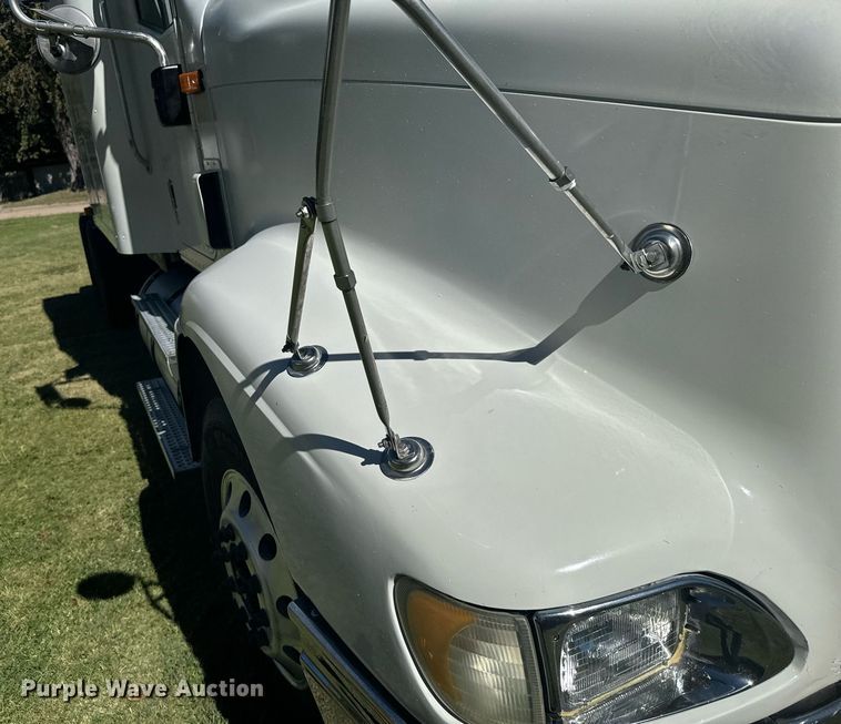 image for item DV2833 2007 International  9400i semi truck