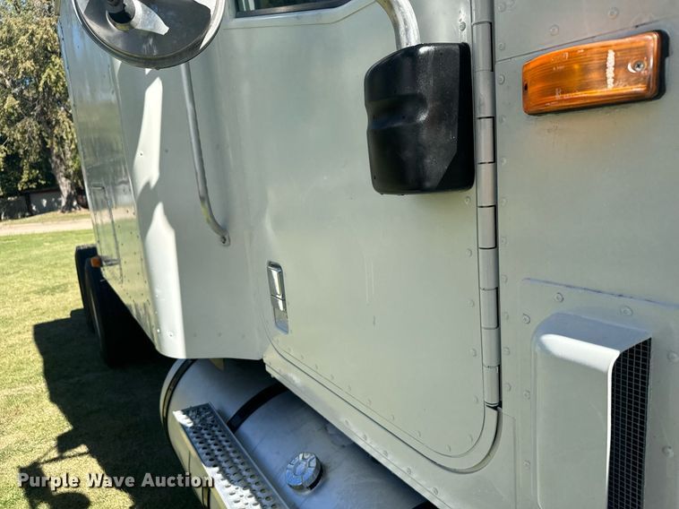 image for item DV2833 2007 International  9400i semi truck