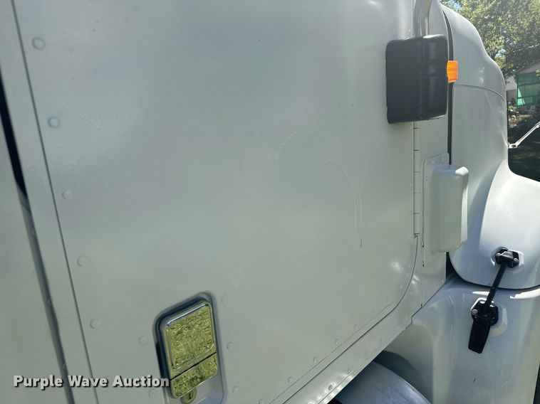 image for item DV2833 2007 International  9400i semi truck