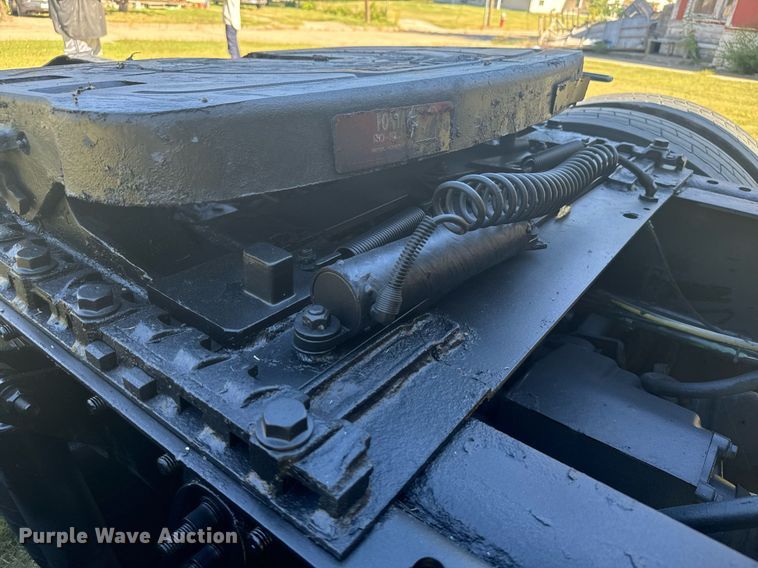 image for item DV2833 2007 International  9400i semi truck