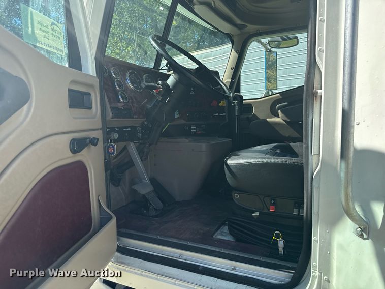 image for item DV2833 2007 International  9400i semi truck