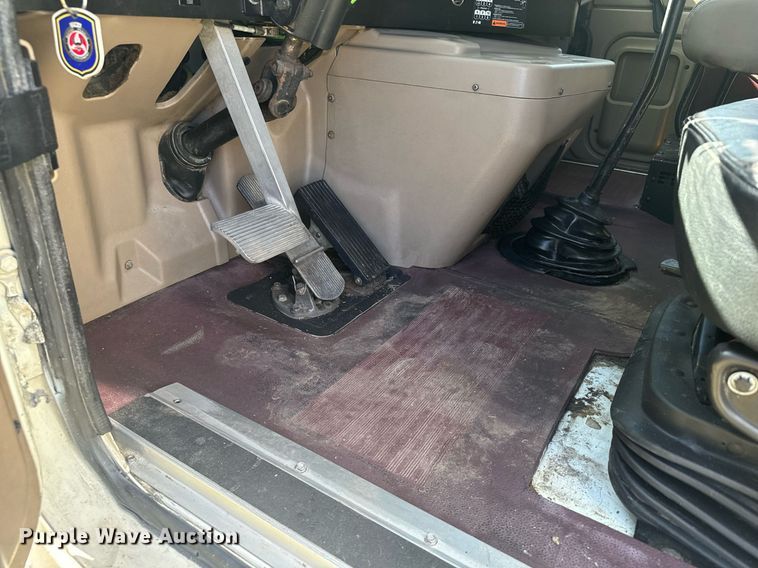 image for item DV2833 2007 International  9400i semi truck