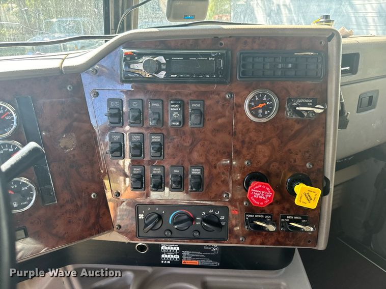 image for item DV2833 2007 International  9400i semi truck