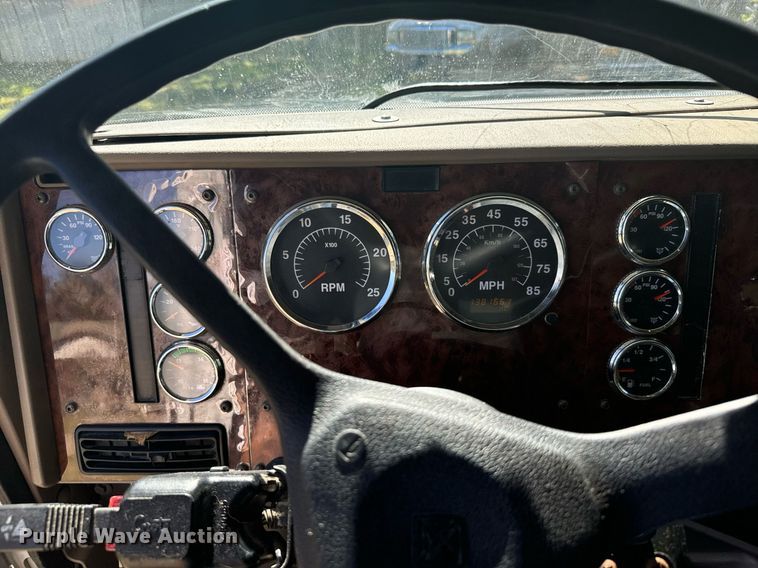 image for item DV2833 2007 International  9400i semi truck