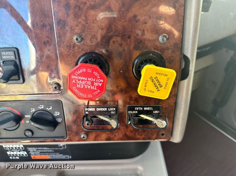 image for item DV2833 2007 International  9400i semi truck