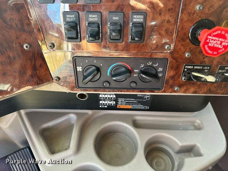 image for item DV2833 2007 International  9400i semi truck