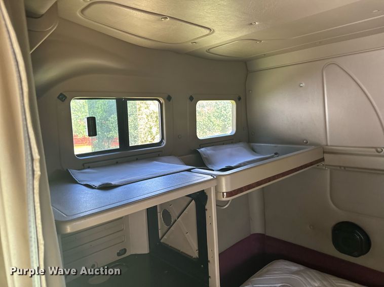 image for item DV2833 2007 International  9400i semi truck