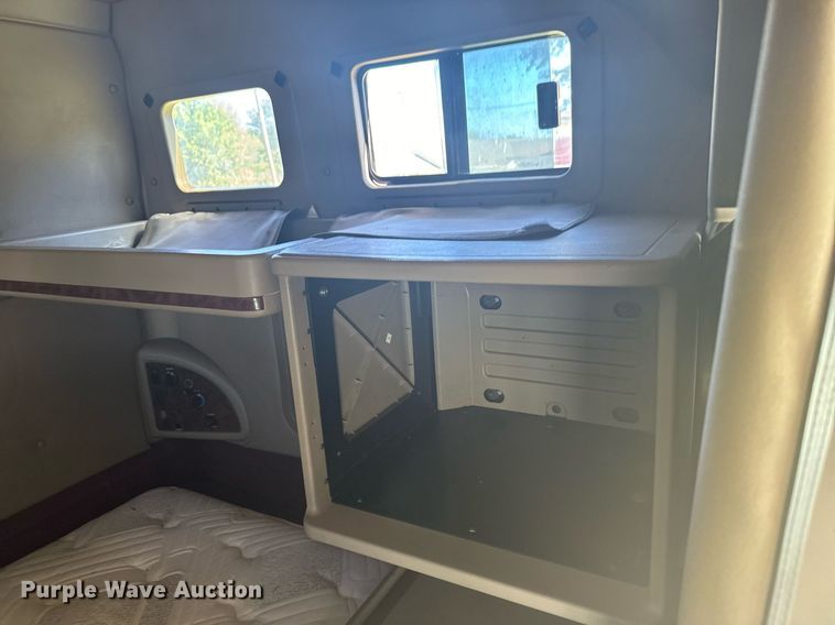 image for item DV2833 2007 International  9400i semi truck