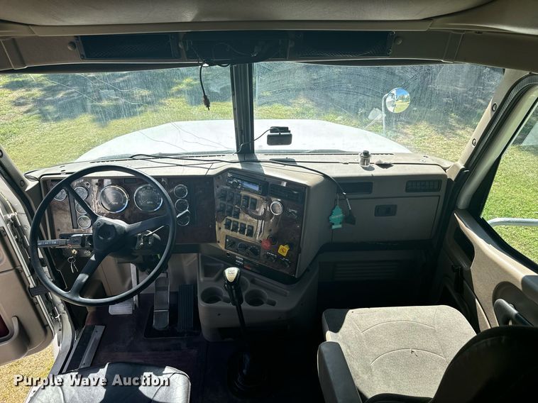 image for item DV2833 2007 International  9400i semi truck