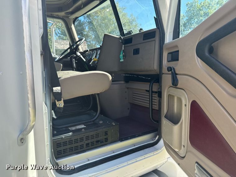 image for item DV2833 2007 International  9400i semi truck