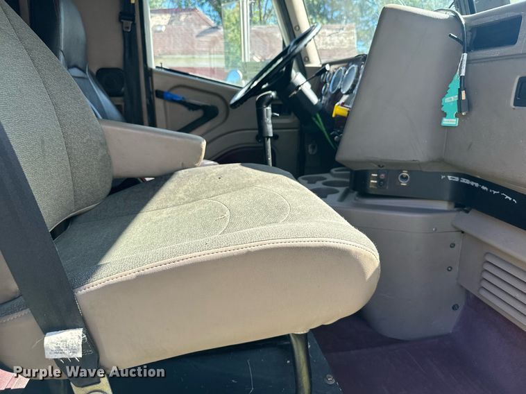 image for item DV2833 2007 International  9400i semi truck