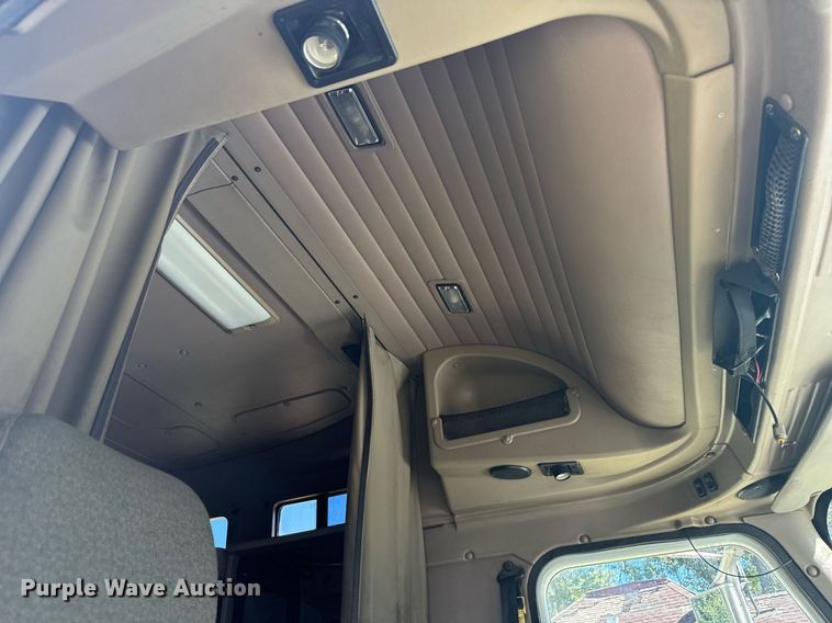 image for item DV2833 2007 International  9400i semi truck