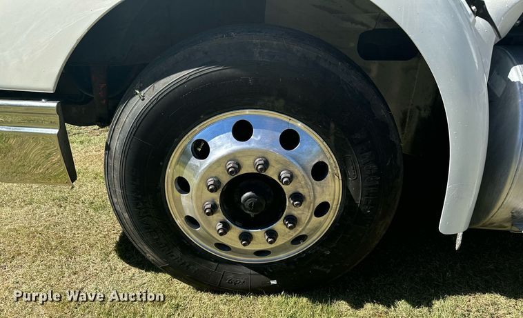 image for item DV2833 2007 International  9400i semi truck