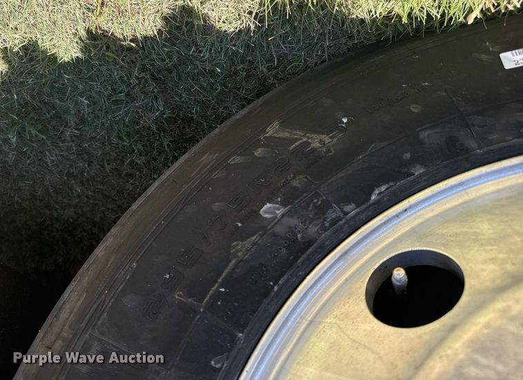 image for item DV2833 2007 International  9400i semi truck