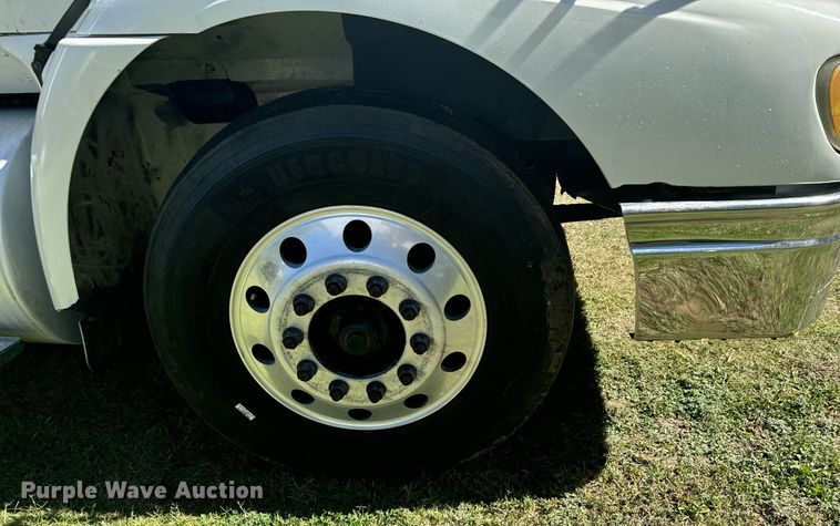 image for item DV2833 2007 International  9400i semi truck