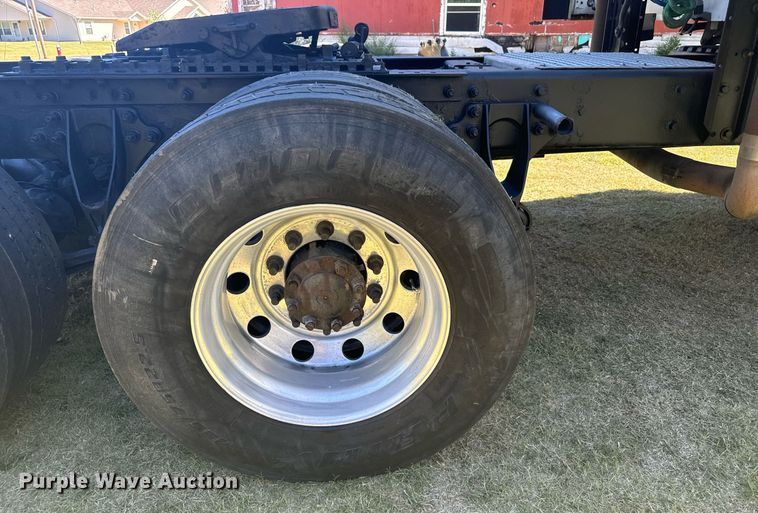 image for item DV2833 2007 International  9400i semi truck