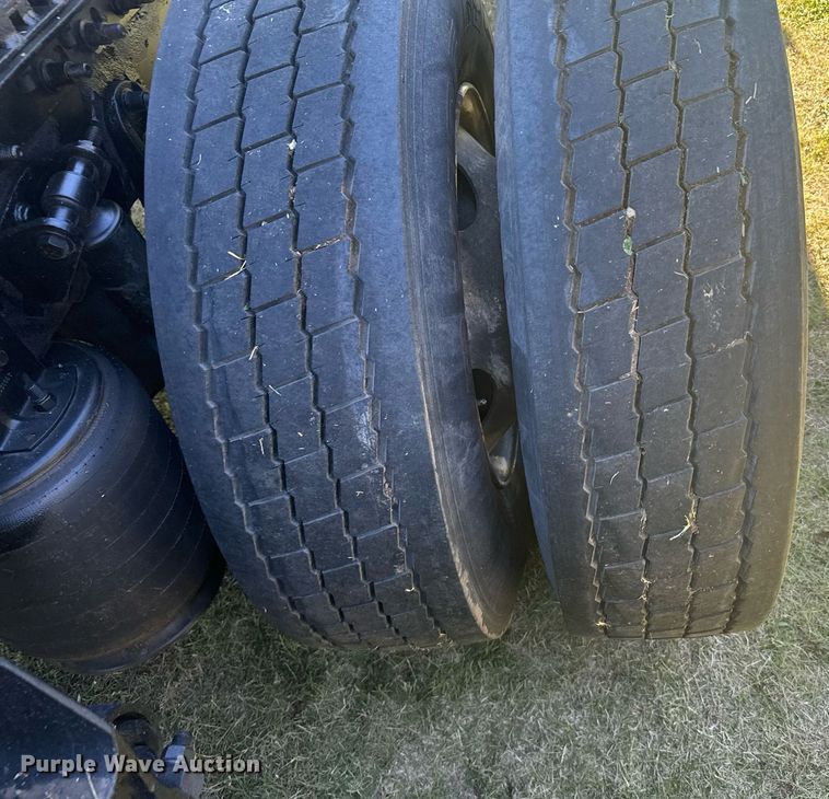 image for item DV2833 2007 International  9400i semi truck