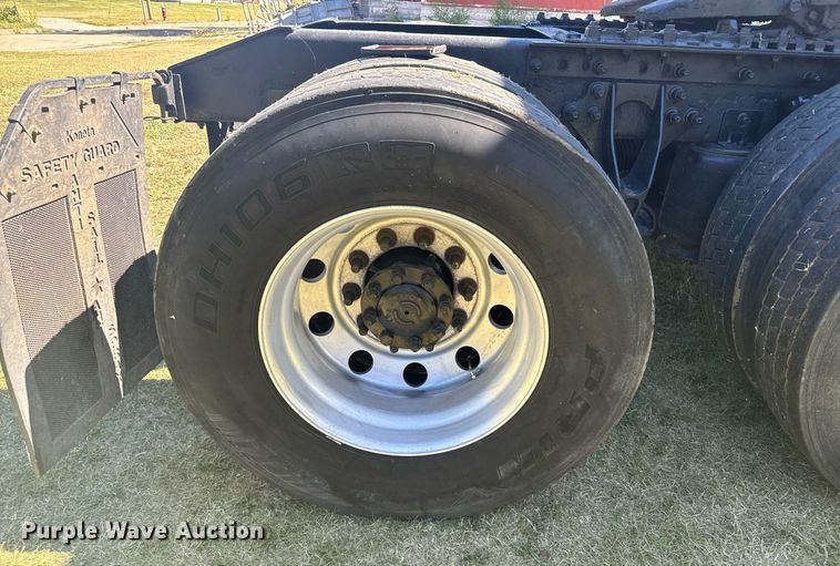 image for item DV2833 2007 International  9400i semi truck