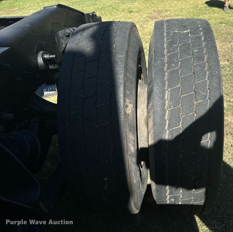 image for item DV2833 2007 International  9400i semi truck