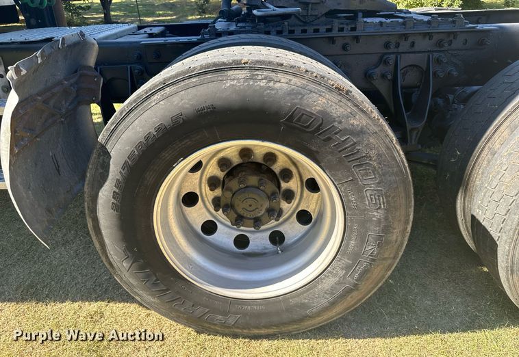 image for item DV2833 2007 International  9400i semi truck