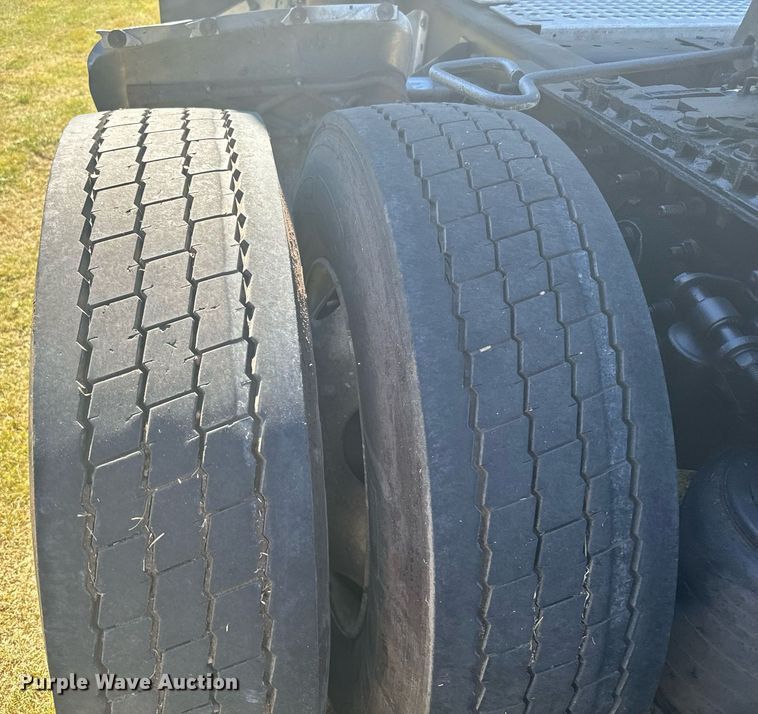 image for item DV2833 2007 International  9400i semi truck