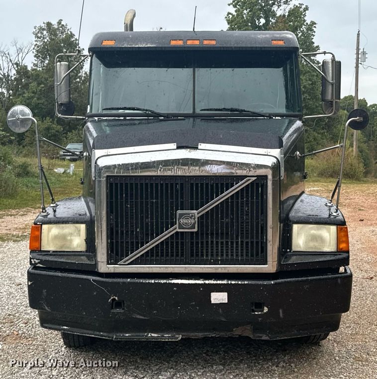 image for item DX1352 1996 Volvo WIA semi truck