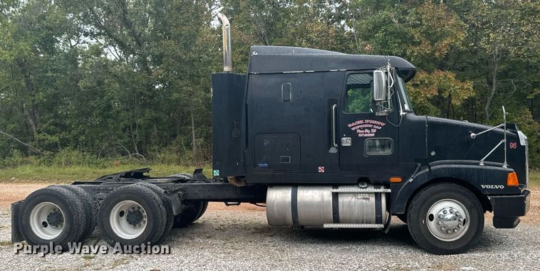 image for item DX1352 1996 Volvo WIA semi truck